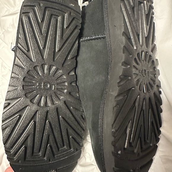 Authentic UGG short boots never worn. - Picture 5 of 8